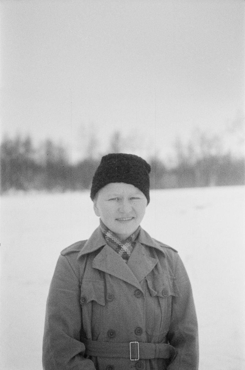 Porträttfoto av fru Vajala, finsk frivillig under finska vinterkriget. Bild från F 19, Svenska frivilligkåren i Finland, 1940.