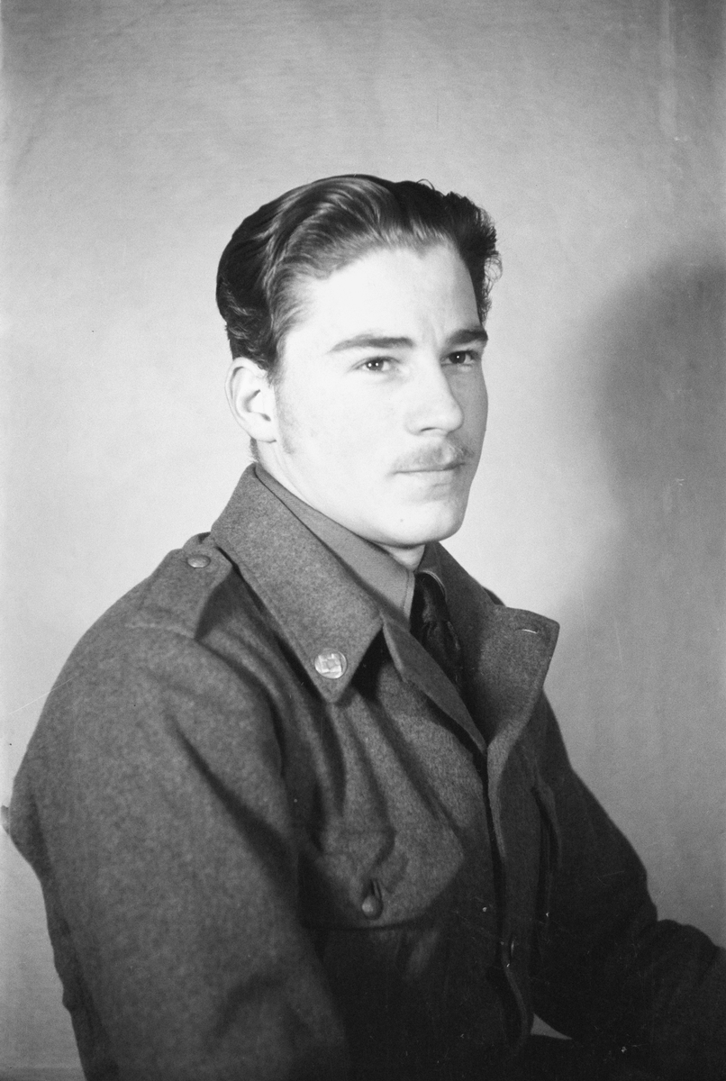 Porträttfoto av sergeant Sven Uno Svensson (nummer 787), vapensmed i Posio vid F 19, Svenska frivilligkåren i Finland under finska vinterkriget, 1940.