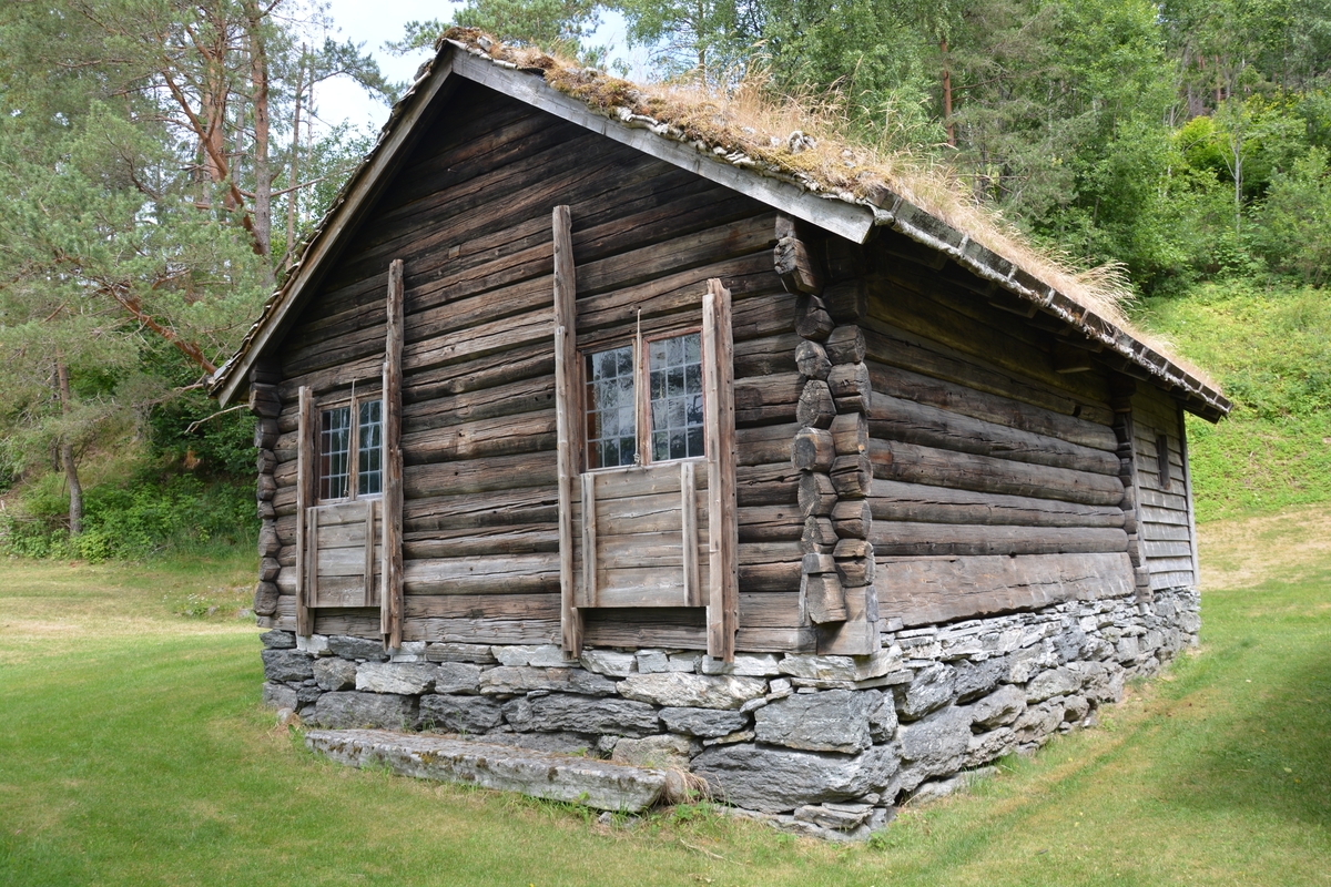 Røykomnstove. Lafta bygning, treromsplan. Forstove i grindverk med liggnade kledning. Spor etter lem over døra/forstova.
To glas i gavlveggen. Røykomn og ljore. Jordgolv. 
Tørrmur og torvtak.
Slik som koven no står, er ikkje ytterveggane tømra. Då dei sette opp huset på museet (1916) måtte dei truleg lage koven på nytt.
Tømmeret er ovalt hogge (trædt) og nov-hovuda er likeeins ovale. Unnateke er dei to øvste stokkane på kvar sie, dei er flat-trædde. Det same gjeld dei to øvste stokkane i brysta, og nokre stokkar lenger oppe.

I beten ved omnen er det skore inn 1812.
