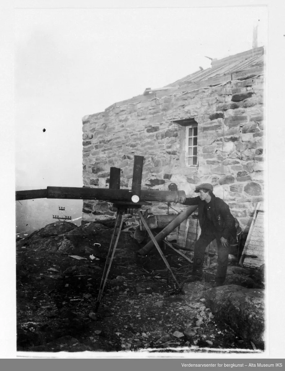Assistent og instrument ved observatoriumsbygningen på Haldde.
