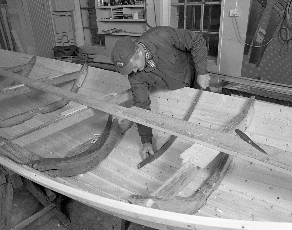 Bygging av fløterbåt («Flisa-båt») i Glomma fellesfløtingsforenings verksted på Breidablikk i Åsnes (Solør) i november 1984. Her var båtbygger Lars B. Olastuen i ferd med å sjekke om ei jernvrenge han nettopp hadde bøyd føyde seg etter båthuden, slik den skulle. De fleste båtene som ble levert fra dette verkstedet hadde vrenger som var lagda av jernstenger med vinklet tverrsnitt.