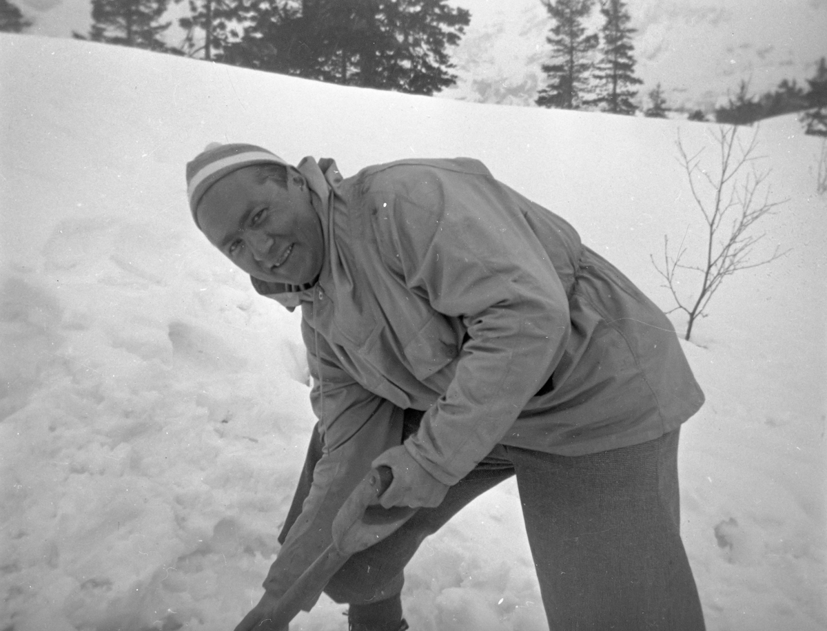 Otto Christensen måkar snø.