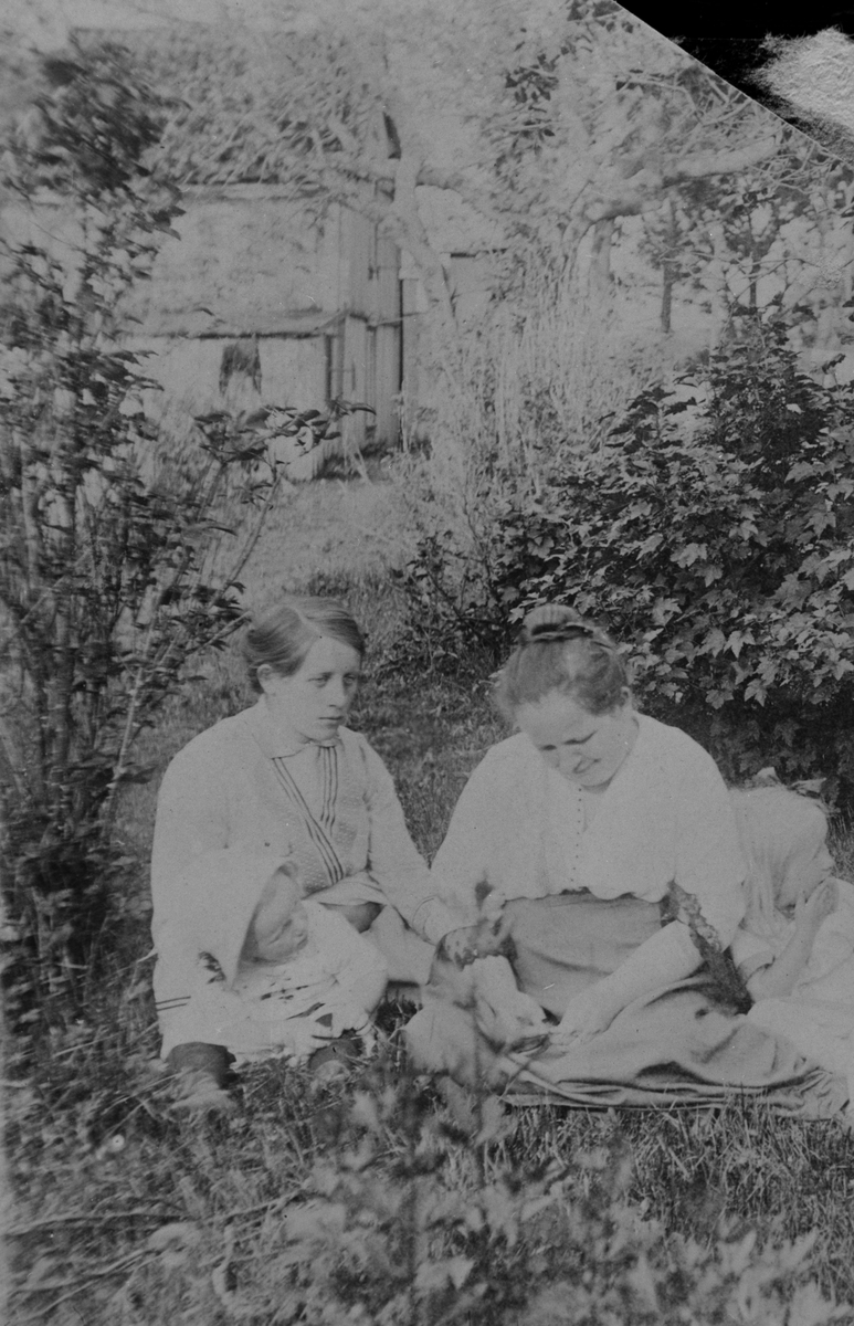 Dagborg Neerland (venstre) og Anna Neerland, sammen med to barn, i hagen på Hopsjø, Hitra.