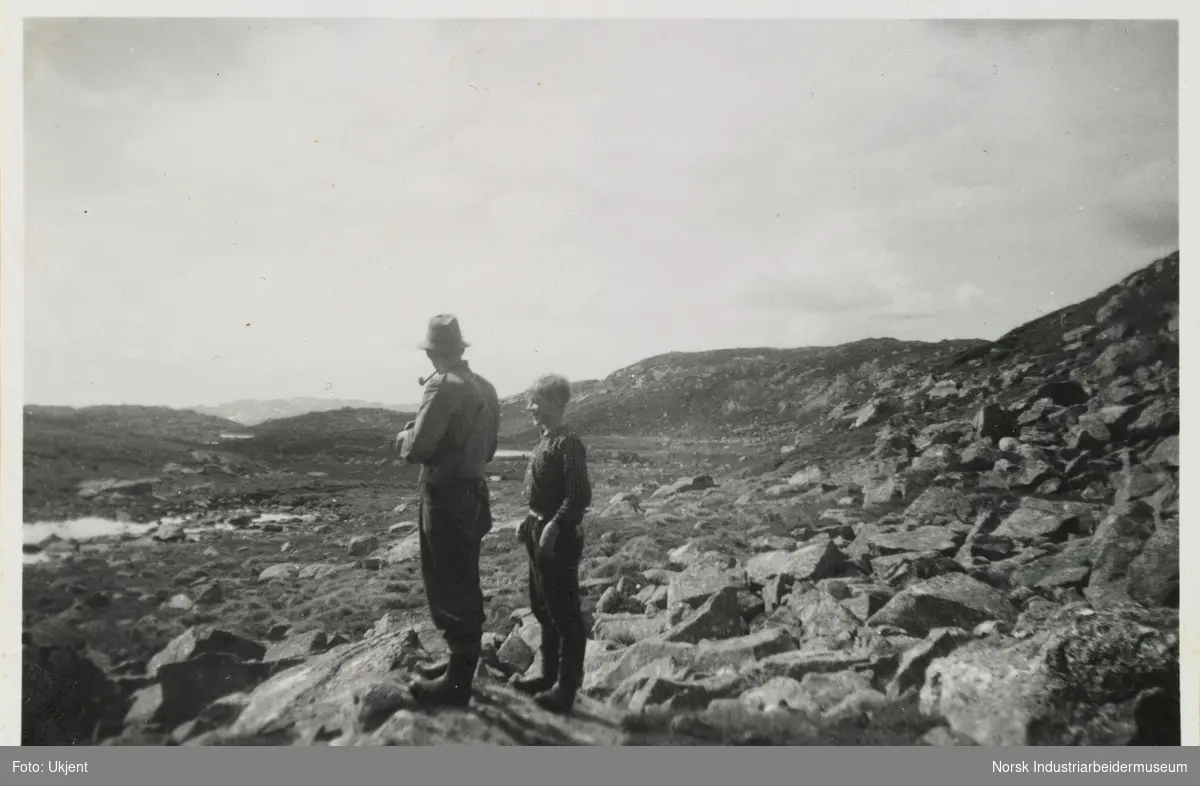 Olav og Johan Vågen på høyfjellet ved hytta Olavsbu i Kvamsfjellet