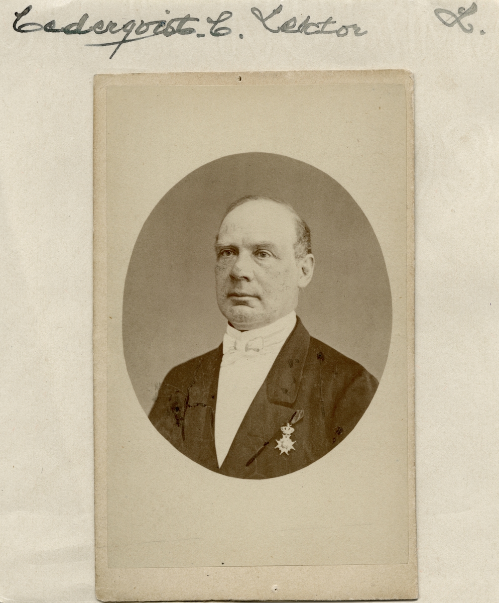 Porträtt av Constans Cederqvist. Lektor i främmande levande språk vid Linköpings Högre Elementar-Läroverk. Från 1858 gift med Augusta Friedleiffer.