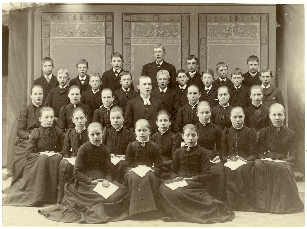 Norrby socken, Sala.
Konfirmation. Läsbarn år 1892.