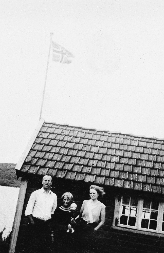 Hytte ved "Litlamos". Personane er frå v. Ingolf Thue, dottera Kari Thue med dokke og Valborg Viste Thue.