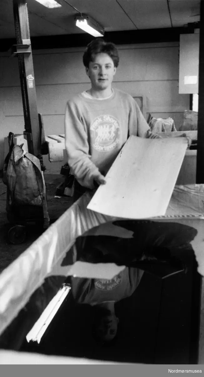 Geir Holten ved lutekaret hos Angvik Møbelfabrikk i 1991. (Foto: Eilif Odde) 
"Angvik møbelfabr." Bildet er fra avisa Tidens Krav sitt arkiv i tidsrommet 1970-1994. Nå i Nordmøre museums fotosamling.