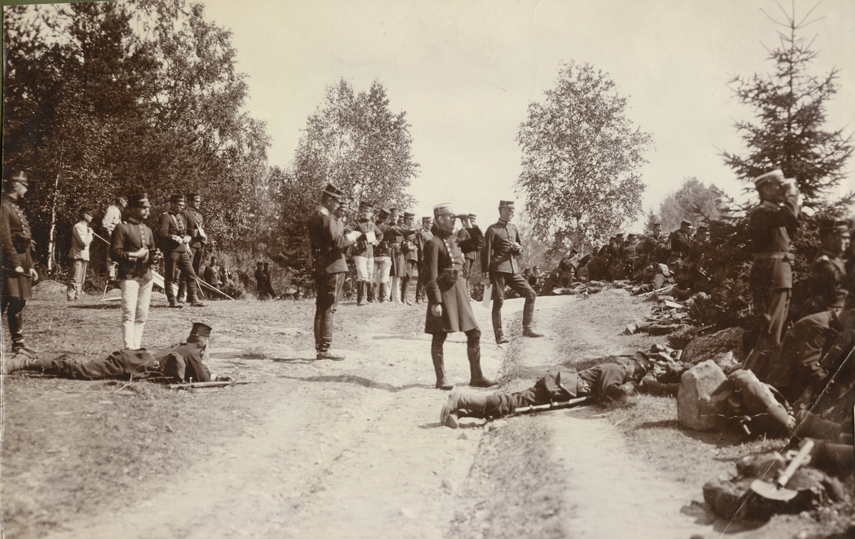 Text i fotoalbum: "Från fältskjutningar vid Rosersberg sommaren 1906."