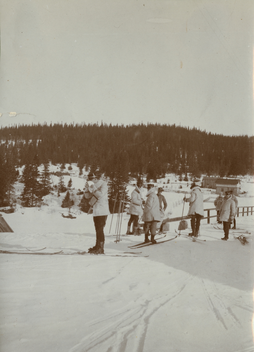 Text i fotoalbum: "Kungl. Krigshögskolans vinterfältövningar 1910. Stridsövning i trakten av Dufed".