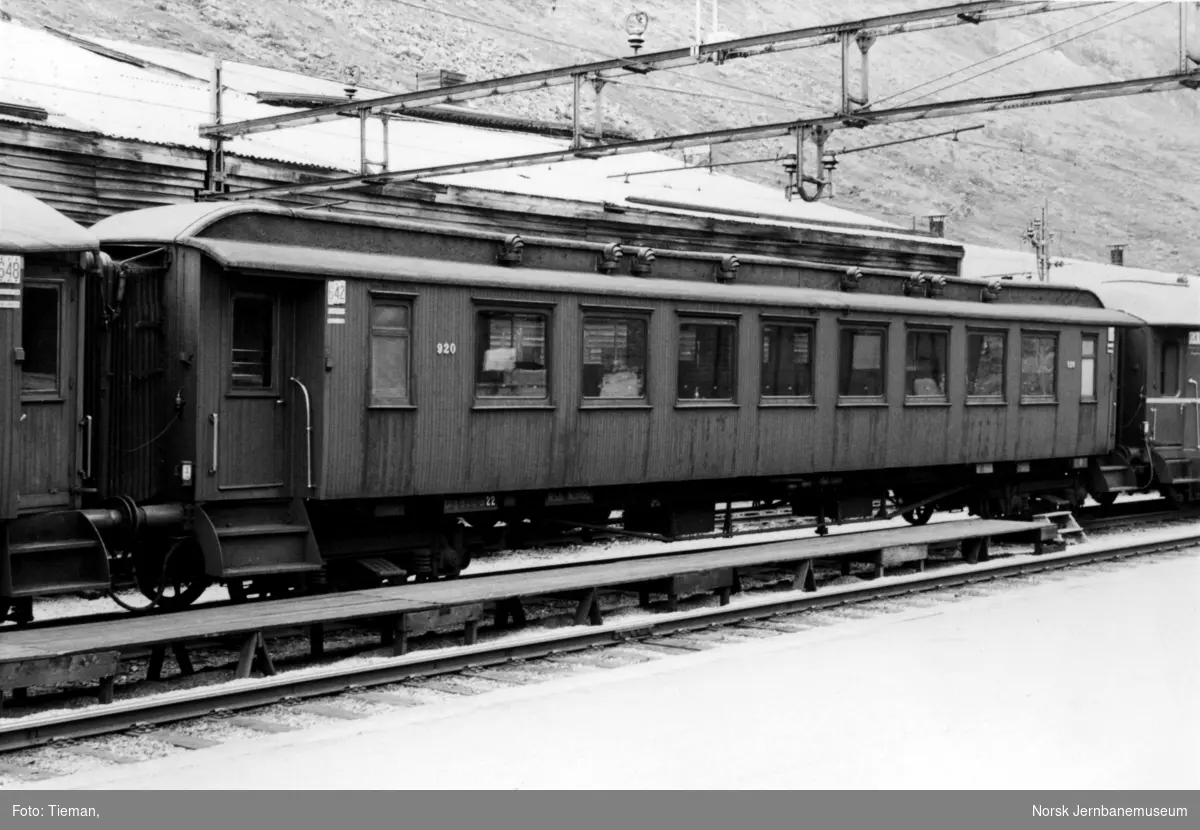 Personvogn litra B22 nr. 920 i hurtigtog 622 fra Bergen på Myrdal stasjon