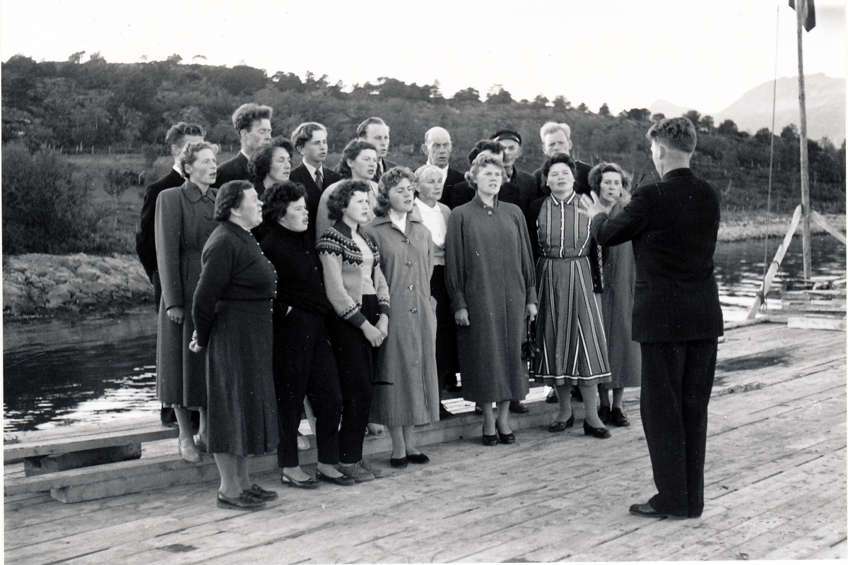 "Songlaget Freidig" synger under åpning av "Kvinnekaia" på Lekangsund 13.09. 1957.