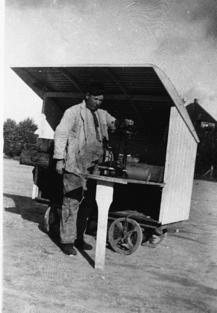 Samuel Njå (1889 - 1978) ved fiskebua som han selde fisk frå i 1930 åra på Bryne torg. Bua var montert på hjul og grei å frakta med seg.