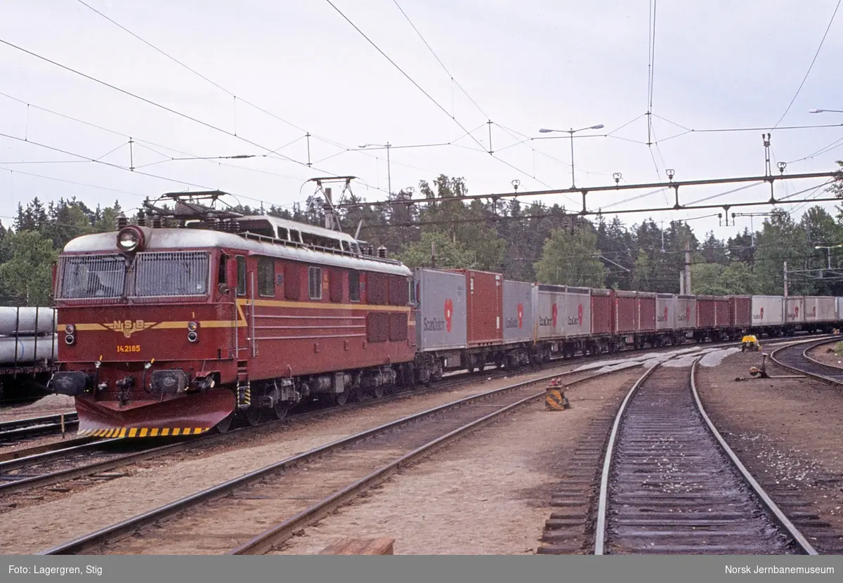 Elektrisk lokomotiv El 14 2185 med godstog (containertog) på Kornsjø stasjon