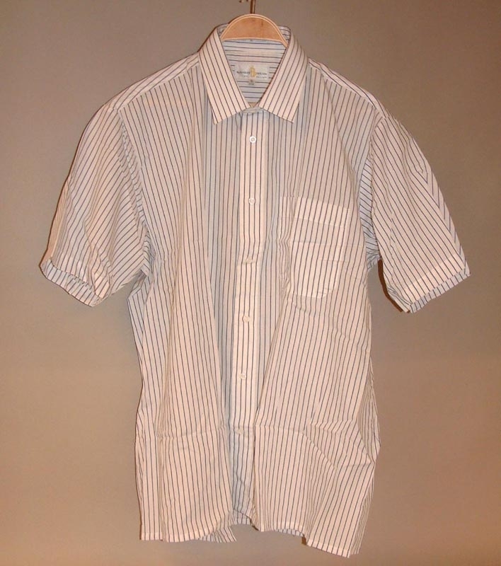 Vit randig herrskjorta med kort ärm. Bröstficka på vänster sida
Storlek XL 43-44.