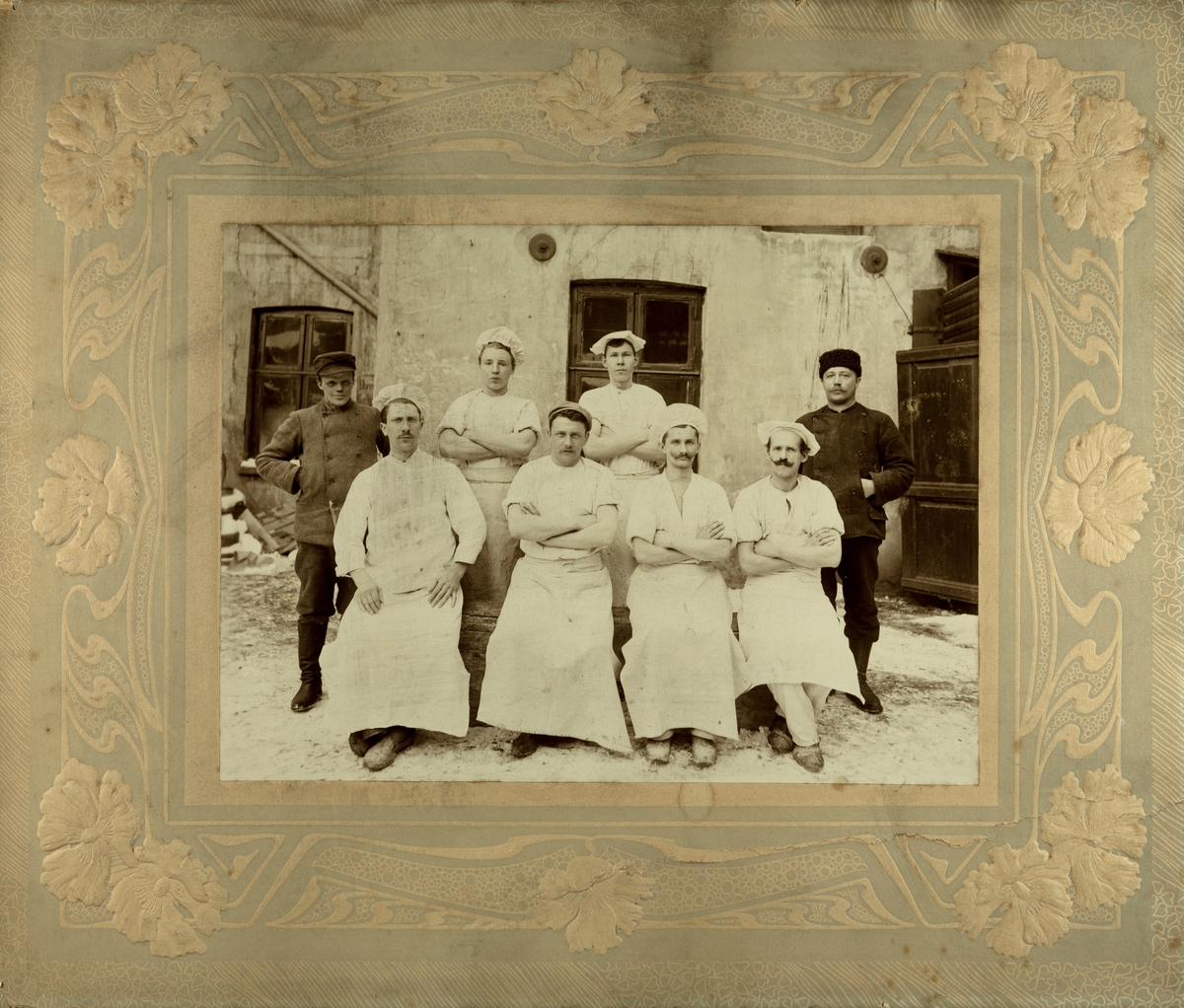 Gruppebilde av bakere i Kristiania i perioden 1907, 1914. Nr to foran fra høyre er Franz Isaksen fra Vadsø.