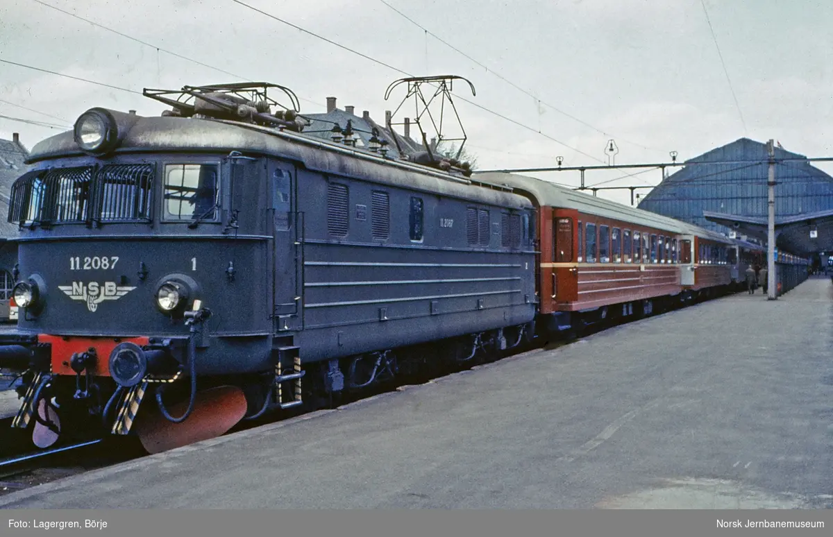 Elektrisk lokomotiv El 11 2087 med hurtigtog til Oslo på Bergen stasjon