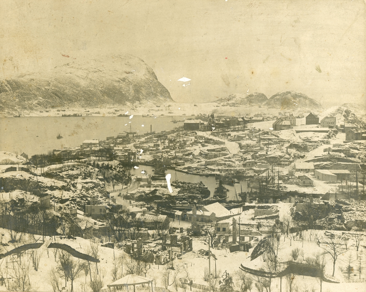 Oversiktsbilde av Ålesund etter den store bybrannen i 1904. Flere ruiner står igjen og noen brakkebygg er satt opp.