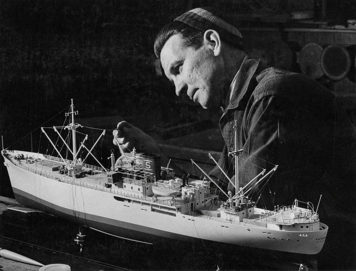Sjöhistoriska museets modellverkstad. Modellbyggare Voldemar Konga med en modell av kyllastmotorfartyget SANDHAMN.