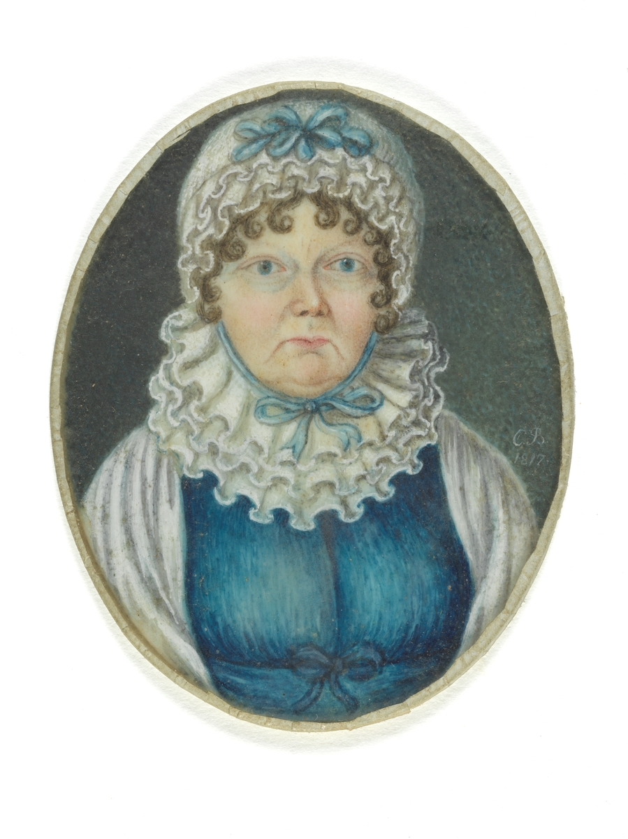 Eldre kvinne, brystbilde, blå kjole med 3-radet rysjekrage, blondekyse.