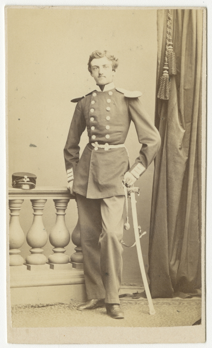 Porträtt av Hans Adolf von Koch, underlöjtnant vid Andra livgrenadjärregementet I 5.

Se även bild AMA.0001987.