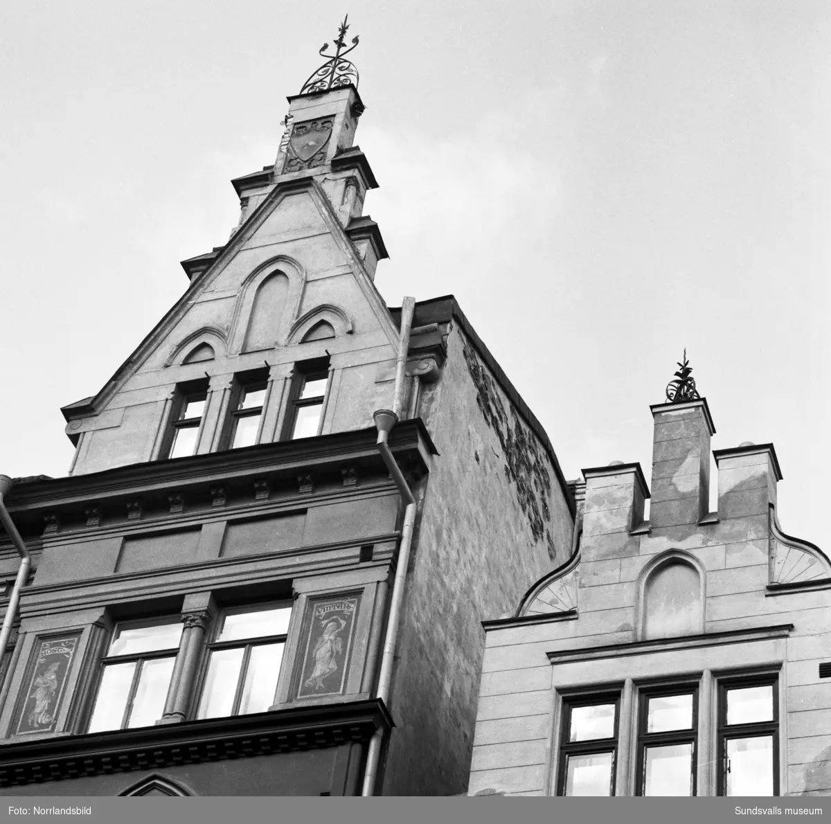 Tinnar, torn och byggnadsdetaljer i Stenstaden, huvudsakligen på fasader mot Storgatan.