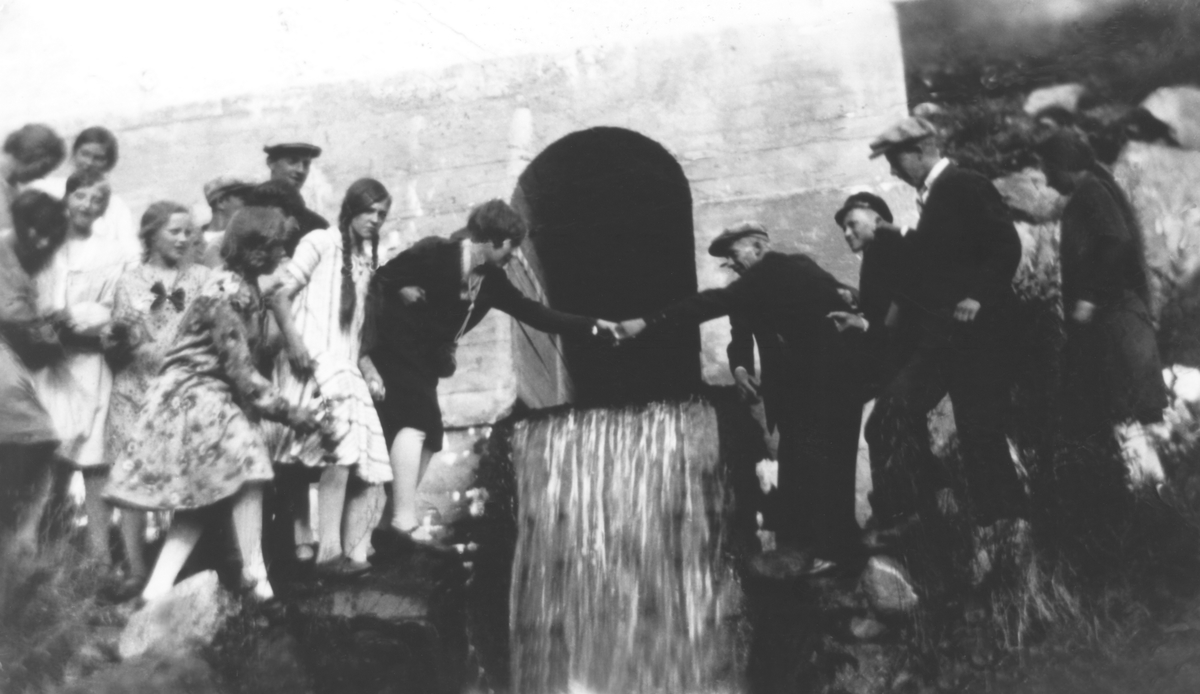Ungdommer fra Medfjordvær og Senjahopen ved Fossen/ Kraftverket i Bergsbotn i ca 1931. Mest sansynlig konfirmanter på tur.