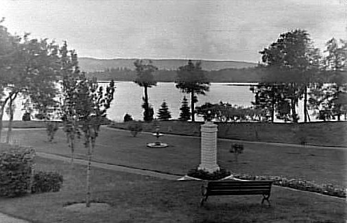 Vy över trädgården mot Flämsjönoch med Billingen i bakgrunden.
Fototid: september 1930.