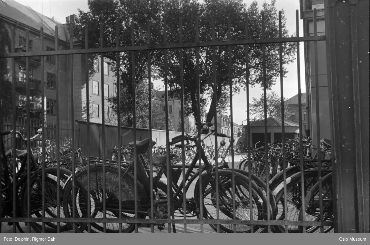 Vestheim skole, skolegård, gjerde, sykler, bygårder