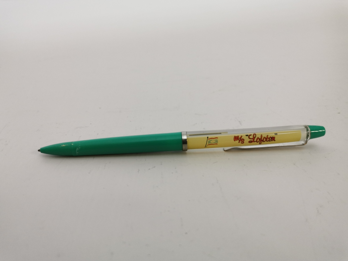 Plastikk penn med modell av M/S Lofoten flytende frem og tilbake inne i penneskaftet. Metall hempe for å feste i pennen til eventuelt en lomme. Nede på pennen kan du skru pennespissen ut og inn.