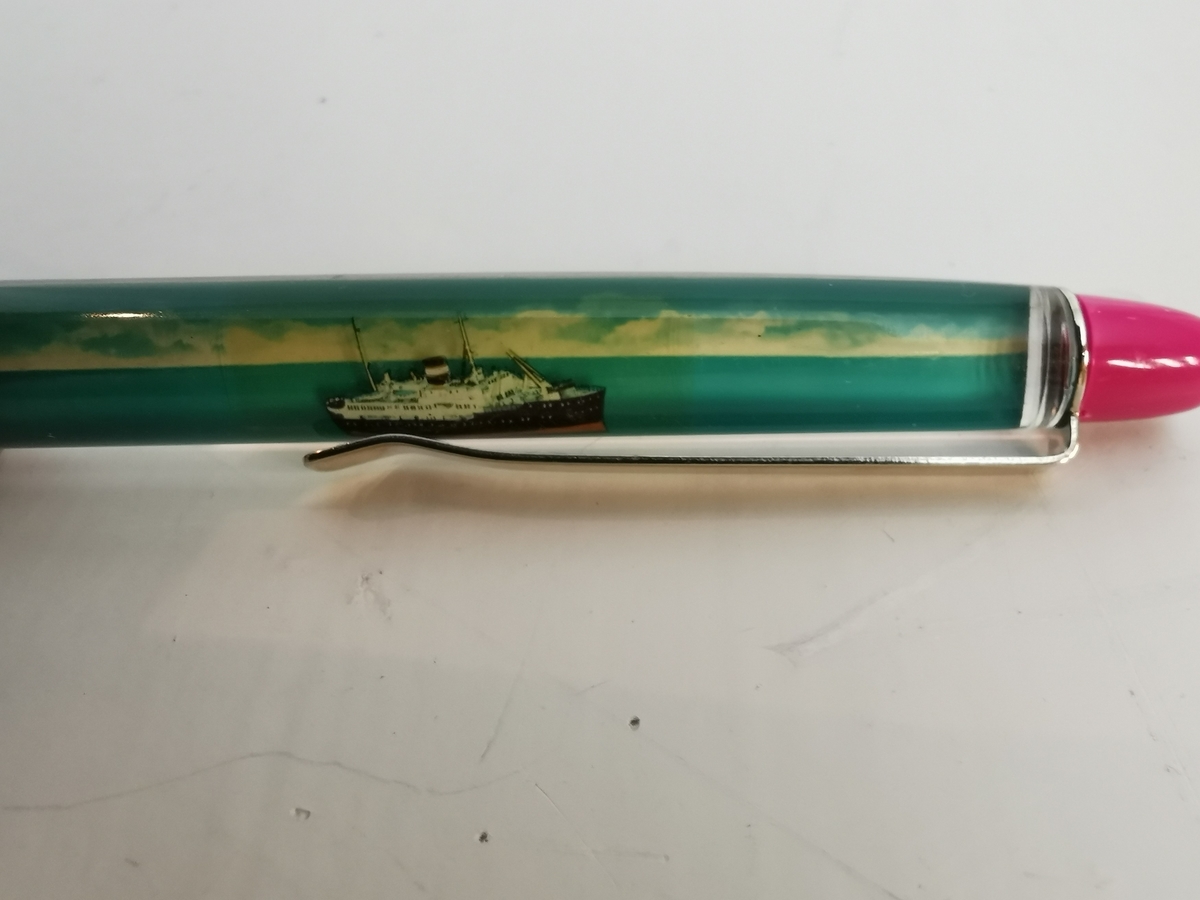 Plastikk penn med modell av M/S "Nordstjernen" flytende frem og tilbake inne i pennskaftet. Metall hempe for å feste i pennen til eventuelt en lomme. Nede på pennen kan du skru pennspissen ut og inn.