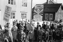 17. mai på Sortland 1951, russetoget. Per Moe i lys frakk i 