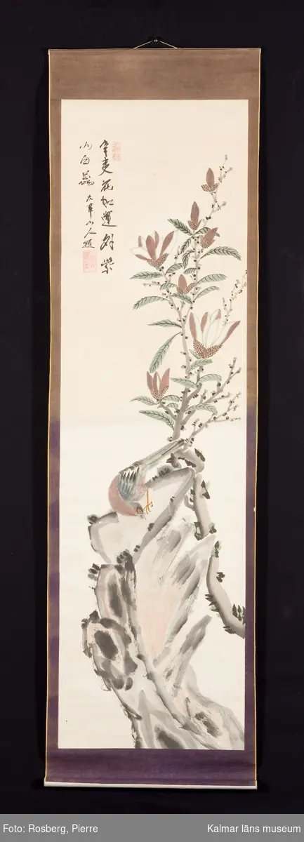 Blombärande trädgren, med en fågel.