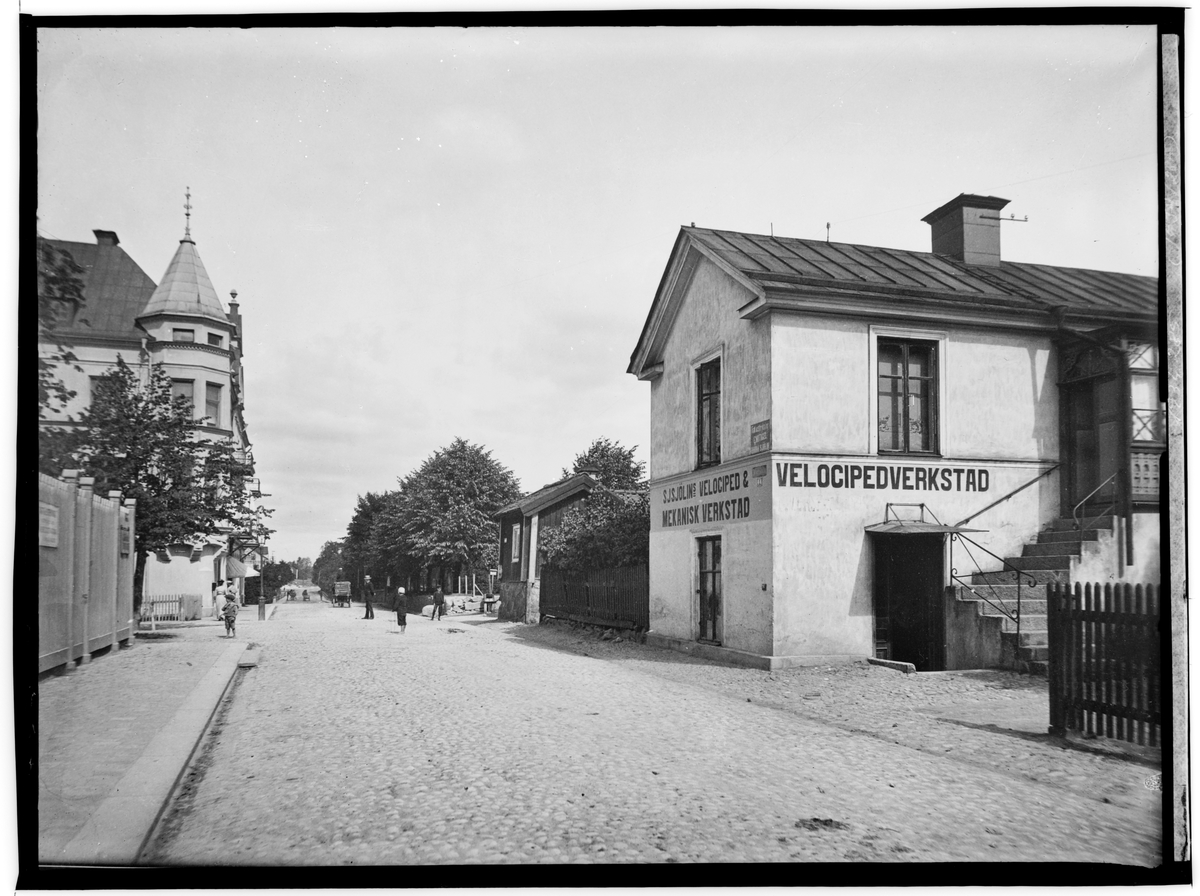 Storgatan norrut, ungefär från där Olaus Petri kyrkan ligger idag. 
Till höger på bilden S J Sjölins Velociped & Mekanisk Verkstad med adress Storgatan 44. Närmsta tvärgata till vänster är Norra Sofiagatan.
(Bilden är en reproduktion 1934, efter en originalbild från 1903 av Axel Barr).