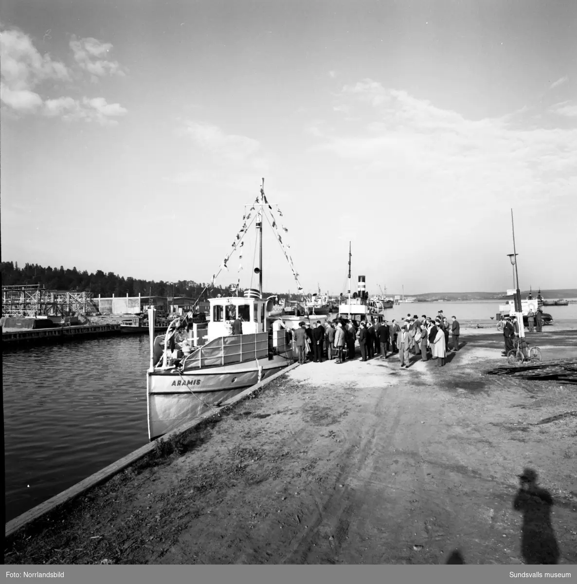 Båten Aramis avgår från Finnkajen. På Norra kajen syns pågående bygge av indystrilokaler.