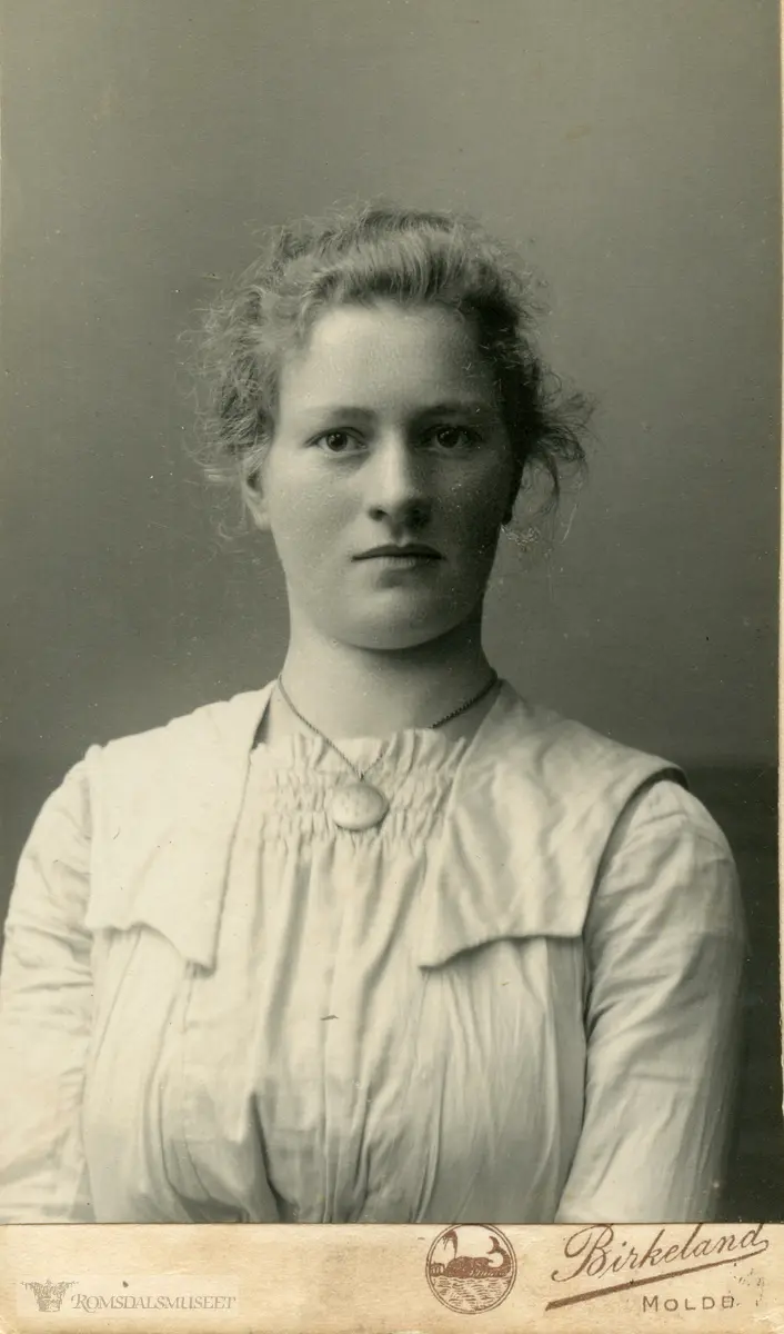 Portrett av Olga Knutsdtr. Tautra Blø.gift med Hans Olsen Blø f. 1903