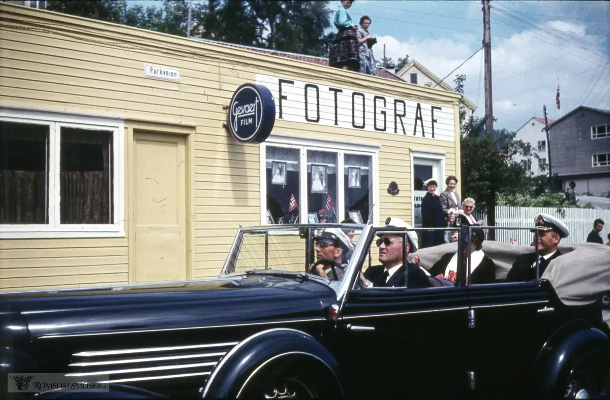 Kongebesøket 24.06.1958..T-2107 er en Buick 1935..Yrkesbrakke nr 1 i bakgrunnen hvor fotograf Kirkhorn holdt til.