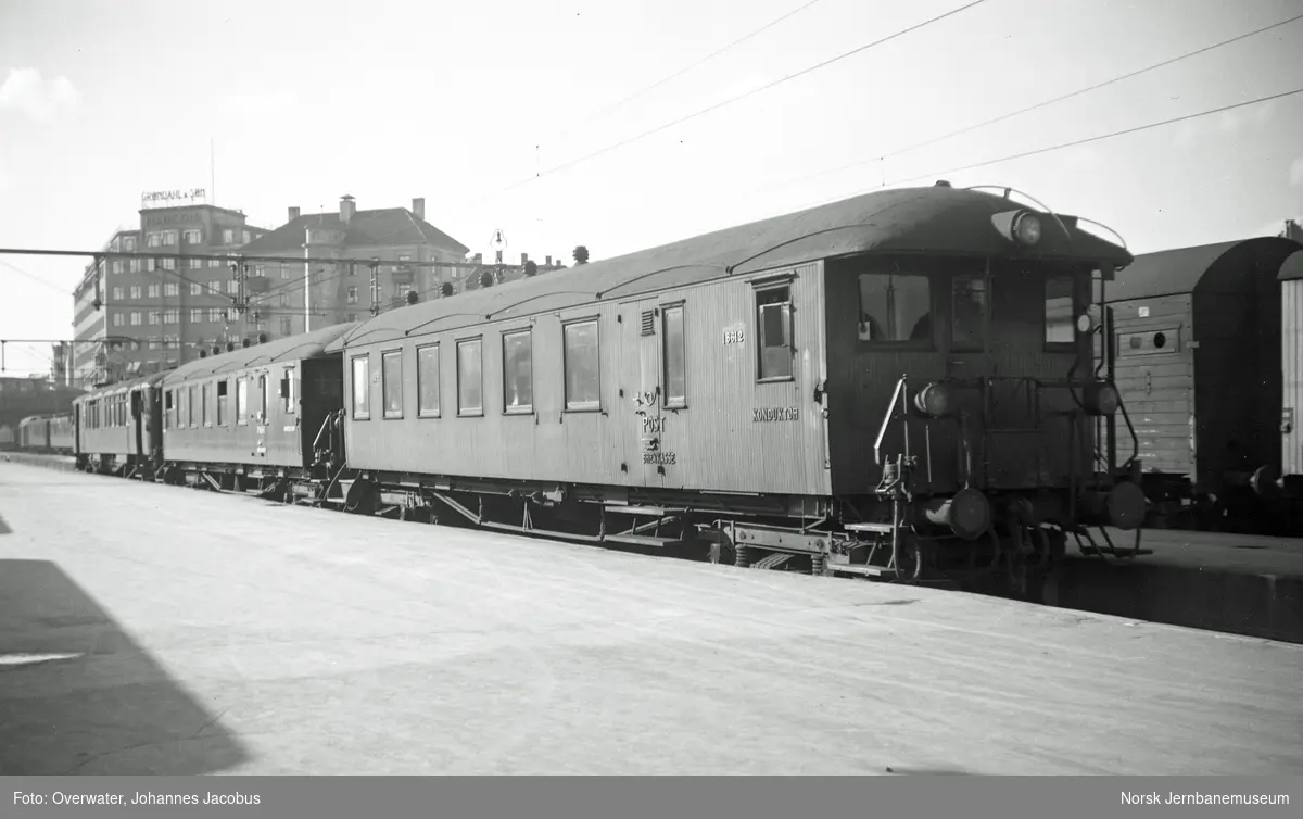 Elektrisk motorvogn Cmeo 102 18501, styrevogn litra CDFo4d nr. 18611 og litra CDFo4d nr. 18612 (nærmest) med persontog på Oslo Vestbanestasjon