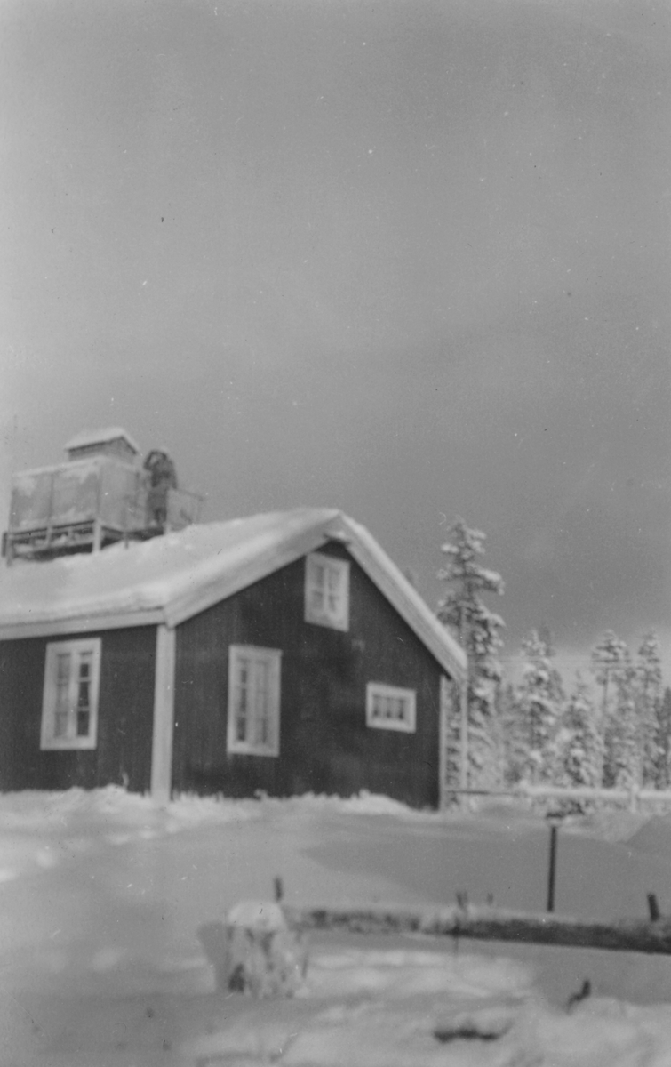 Exteriör av militärförläggningen för 91:a ls-kompaniet för luftbevakning i Tellejåkk, Kåbdalis under beredskapen, 1942. Ett hus med luftbevakningstorn på taket.