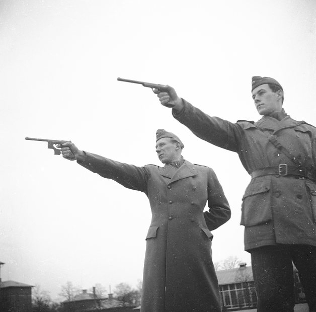 Gärdin, Gösta, löjtnant, A 6. till höger. Pistolskjutning.