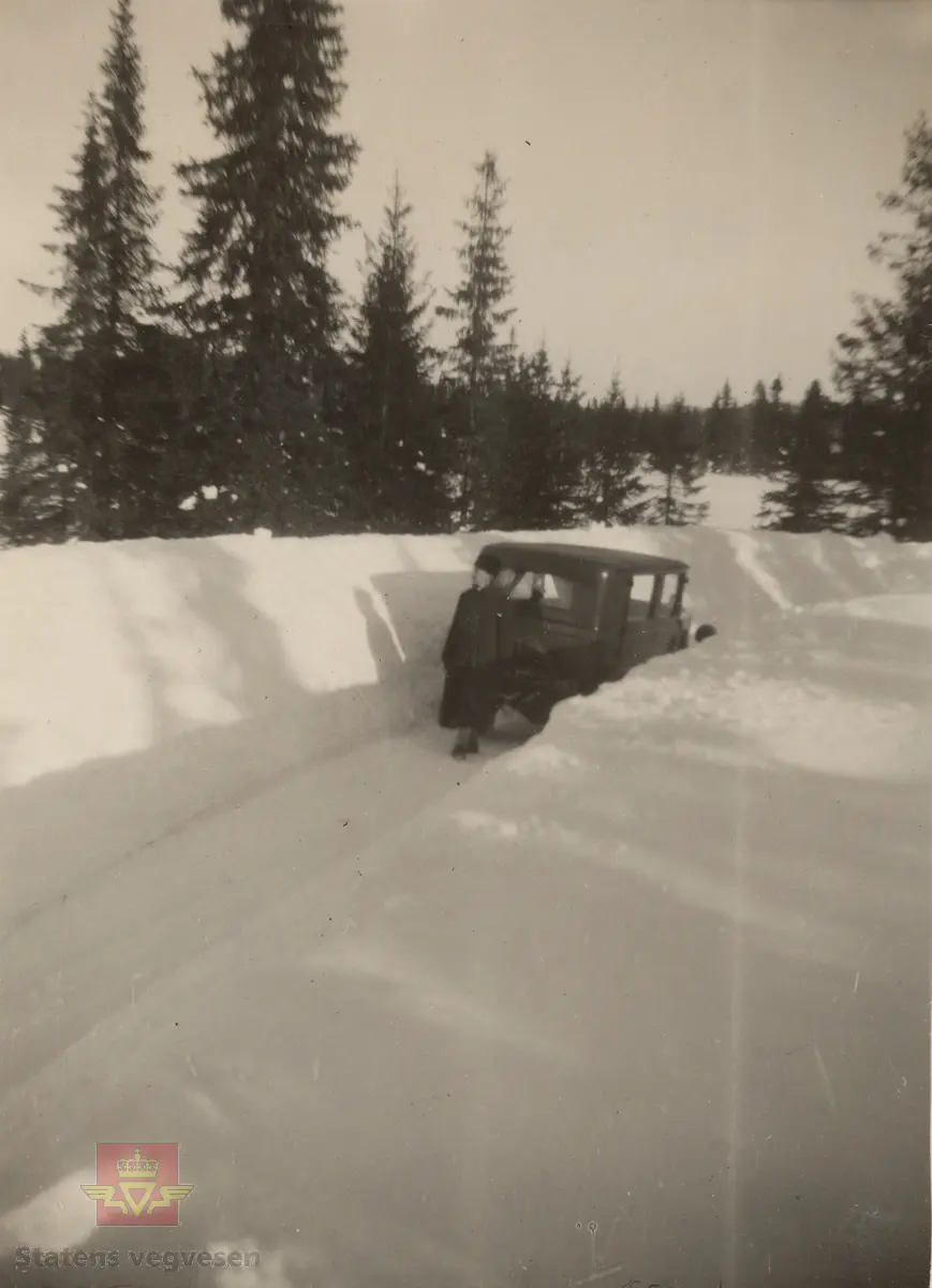 "Parti fra Tonsåstoppen i mars 1931. Snøen viser hva "Forden" og Øveraasen-plogen har hatt og arbeide med i vinter." I følge merking på baksiden av bildet. Bildet viser bilen med registreringsnr. E-1174, som er en 1928 modell Opel. Eid av Th. Norseth fra Kolbu. (Reg.liste 1935).
Ref. til "Meddelelser fra Veidirektøren", Nr. 3-1930,  "Snebrøytingsforsøk med 6-hjulere," av overingeniør N. Saxegaard. 
Ref. til "Meddelelser fra Veidirektøren" Nr. 10- og Nr. 11-1931: "Snerydningen på våre veier vinteren 1930-1931." 
Bilde 2) Helside i album "Snebrøyting og sneskjermer.
Se vedlegg i Nedlastinger  lenger ned på siden.