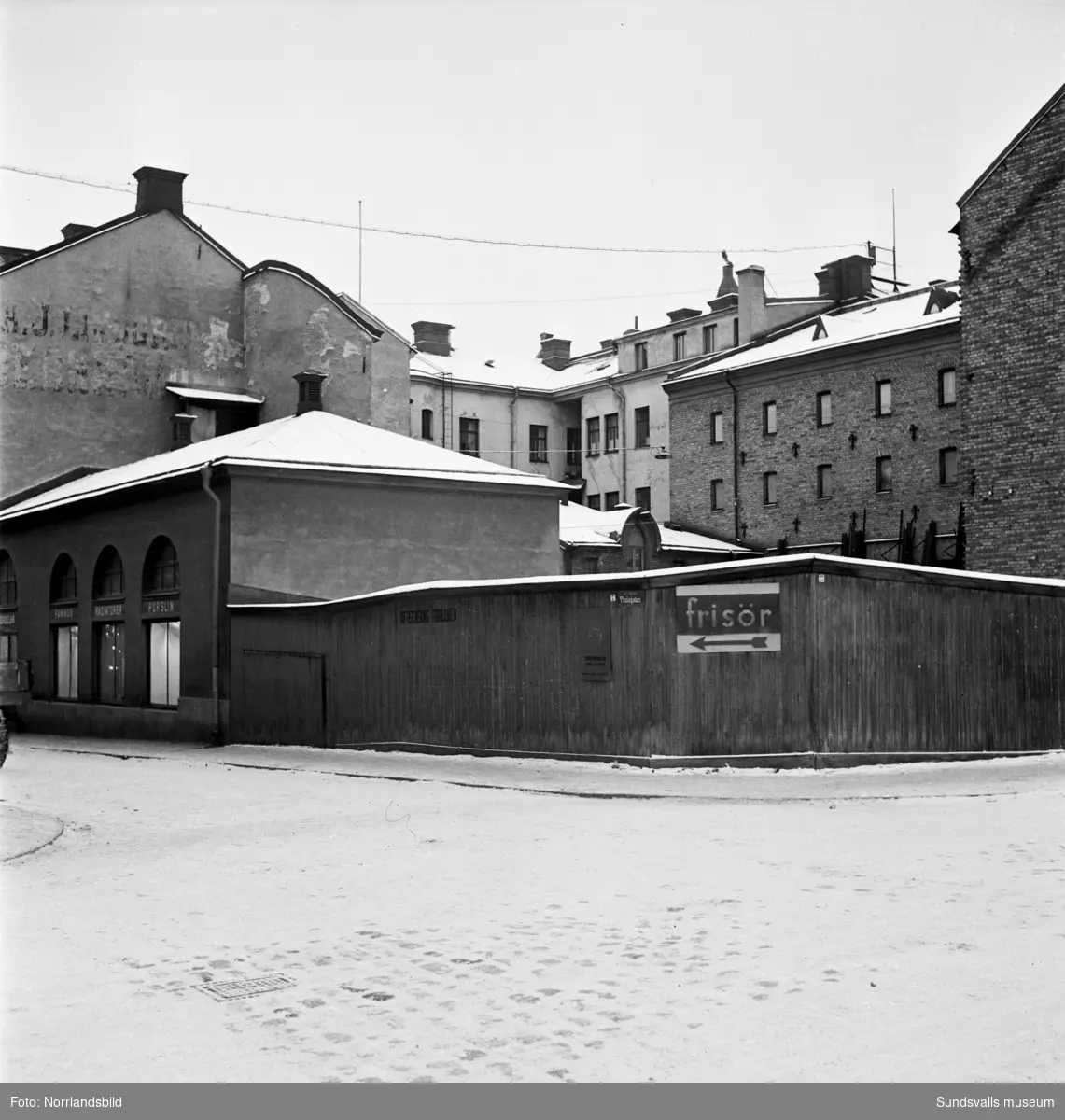 Vy mot bakgården i kvarteret Nyttan i hörnet av Kyrkogatan och Thulegatan. Innergården fungerade som lager för Lindgrens järnhandel som hade sina butikslokaler mot Storgatan i samma kvarter.