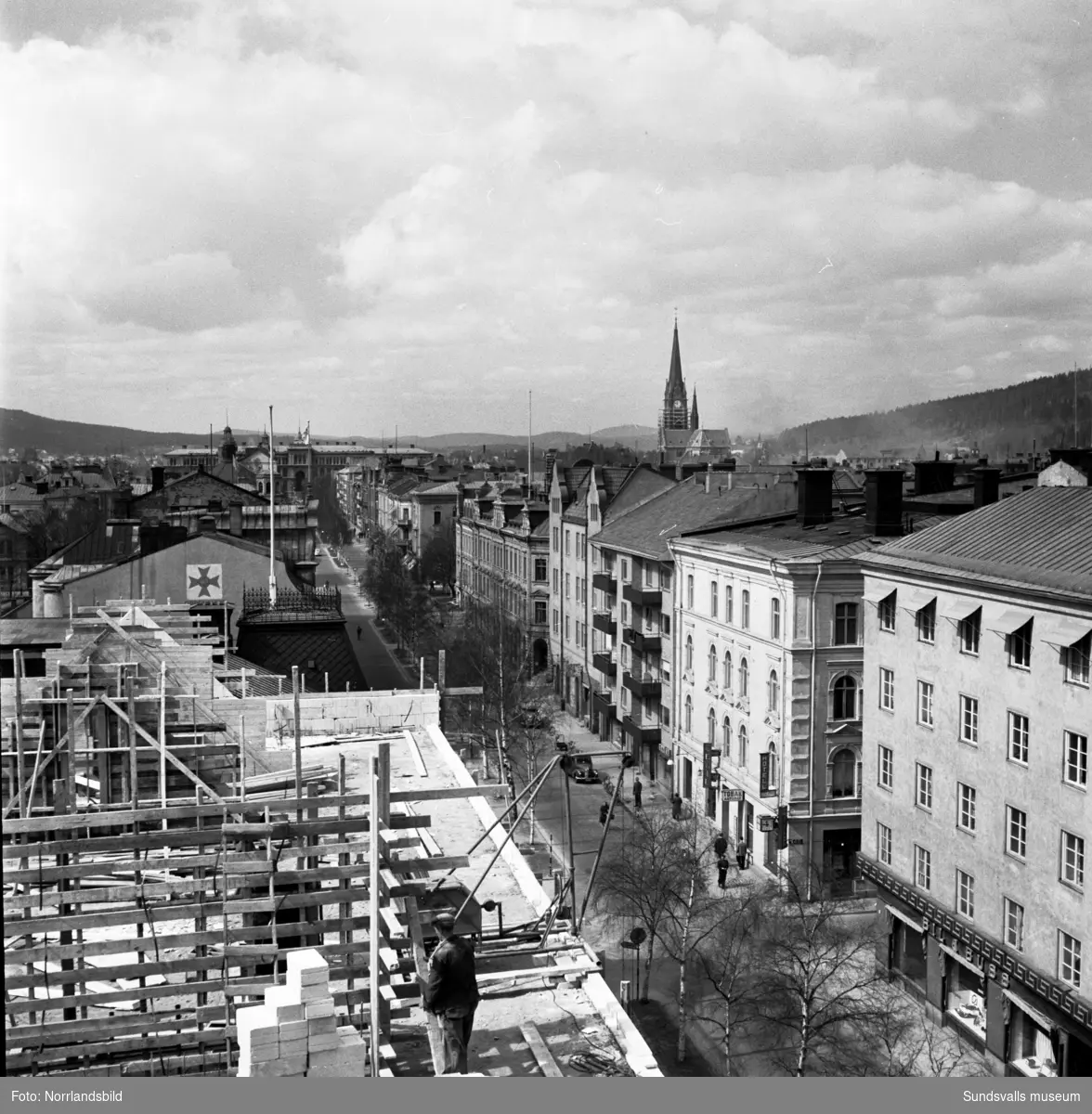 Vyer fotograferade från bygget av Dagbladets fastighet vid Köpmangatan 1, huvudsakligen västerut.