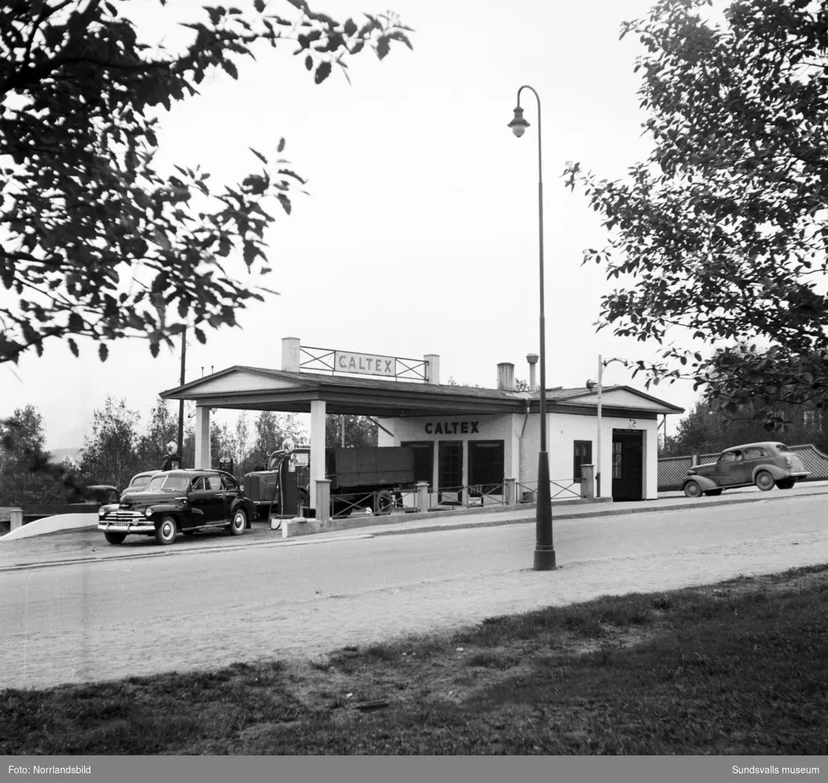 Caltex bensinstation i korsningen av Fridhemsgatan och Björneborgsgatan. Innehavaren hette Allan Sundbom.