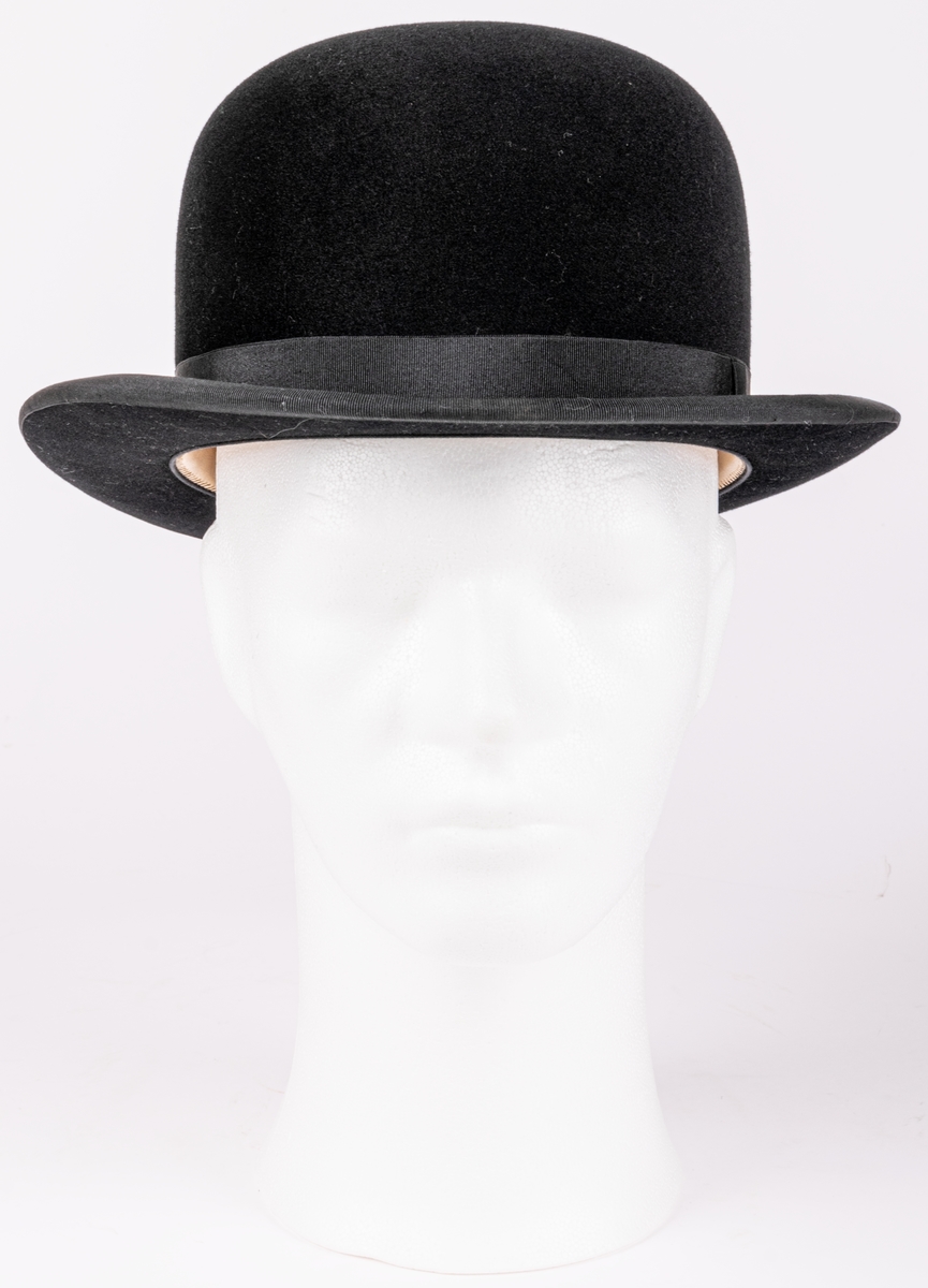 Kubb klädd med svat filt, Märkt: Perfect. Engelska Hattmagasinet Gefle Import.
Tillhörande hattask i brunt läder.
