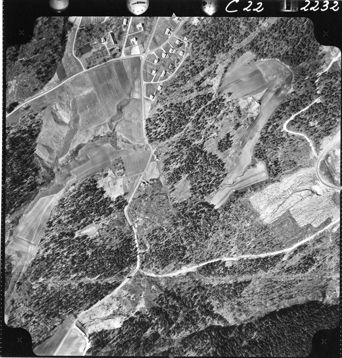 Flyfotoarkiv fra Fjellanger Widerøe AS, fra Porsgrunn Kommune, Tveten- Flåtten-Bjørntvedt, Eidangerhalvøya. Fotografert 16/05-1962. Oppdrag nr 2232, C22