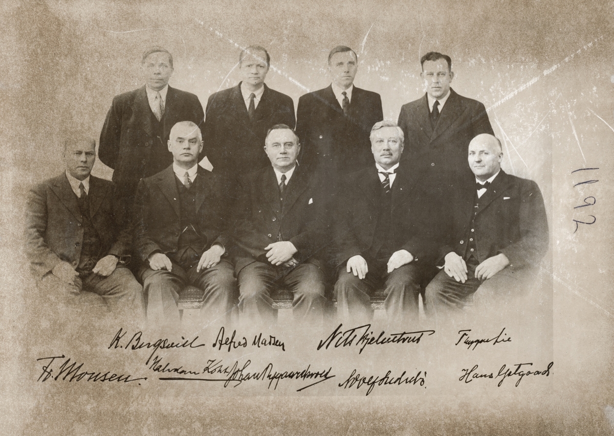 Johan Nygaardsvold (nedre rekke i midten) og regjeringsmedlemmer.