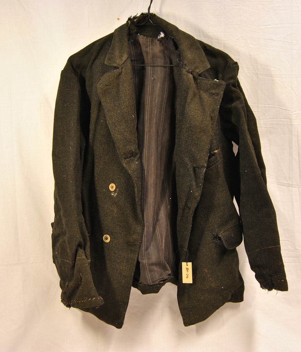Form: blazerformet jakke med knapper i front og lommer i sidene. Meget slitt og lappet flere ganger. En del hull (møll/mus?)