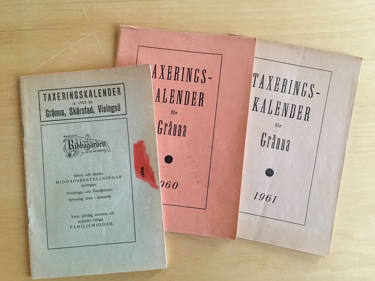 Tre st Taxeringskalender för Gränna respektive Gränna, Skärstad, Visingö. Åren 1955 samt 1960 och 1961. Den äldsta innehåller också annonser.