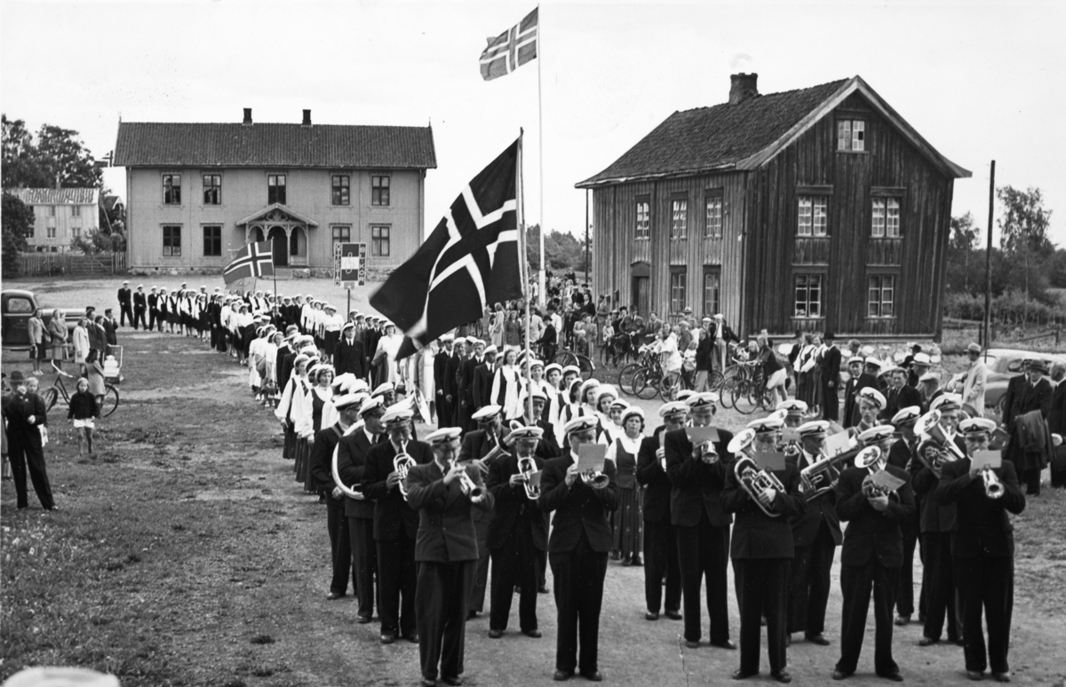 Vang Musikkforening, korsangere, defilering, norske flagg, Kirkekretsen skole, Ridabu skole,